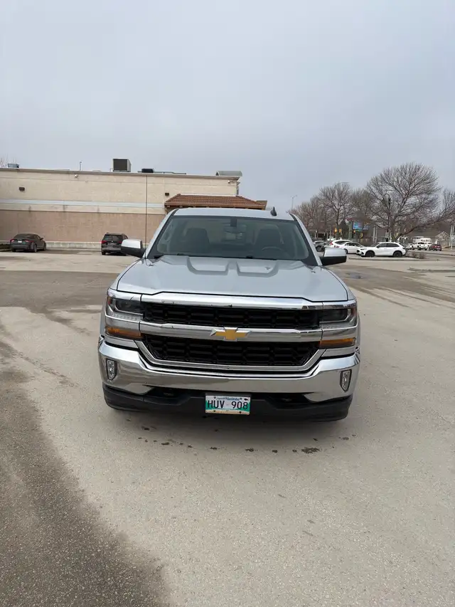 2017 Chevrolet Silverado LT - Photo 4