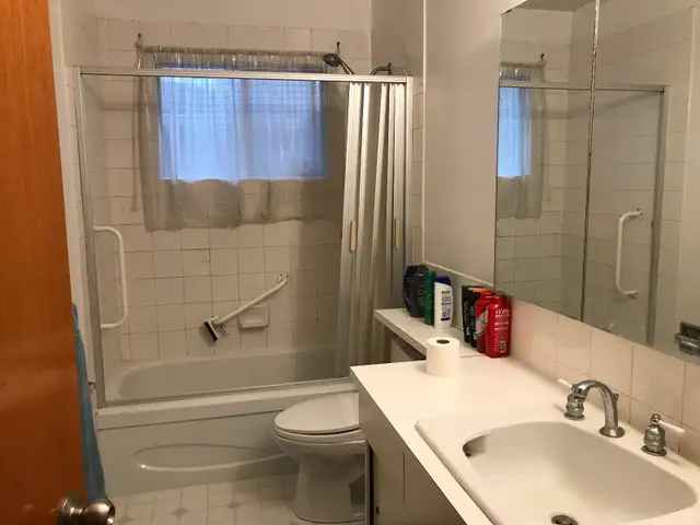 Available now c-train university Mall close downtown one room - Photo 8