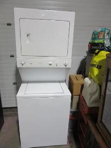 NEWER G/E LAUNDRY CENTER LIKE NEW