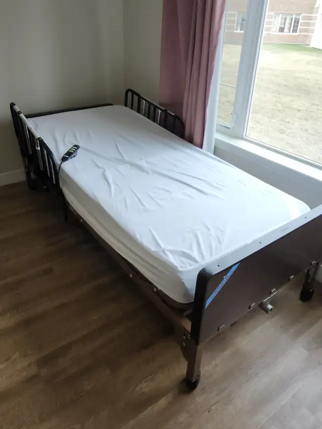 HOSPITAL BED - Photo 8