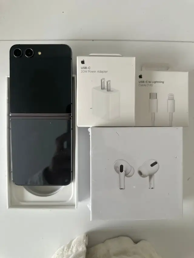 Samsung Galaxy fold flip 5 256GB Airpods/Delivery
