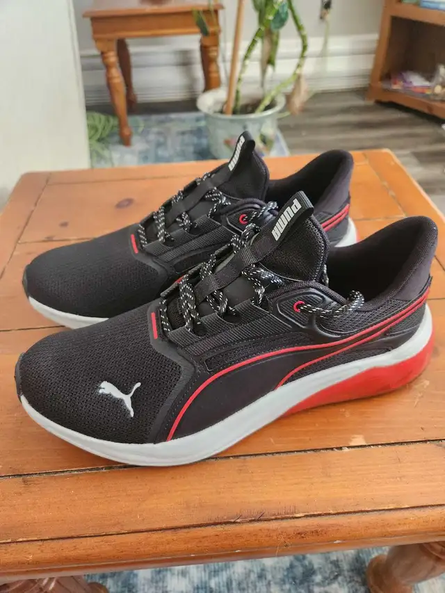 NEW MEN'S PUMAS SIZE 10