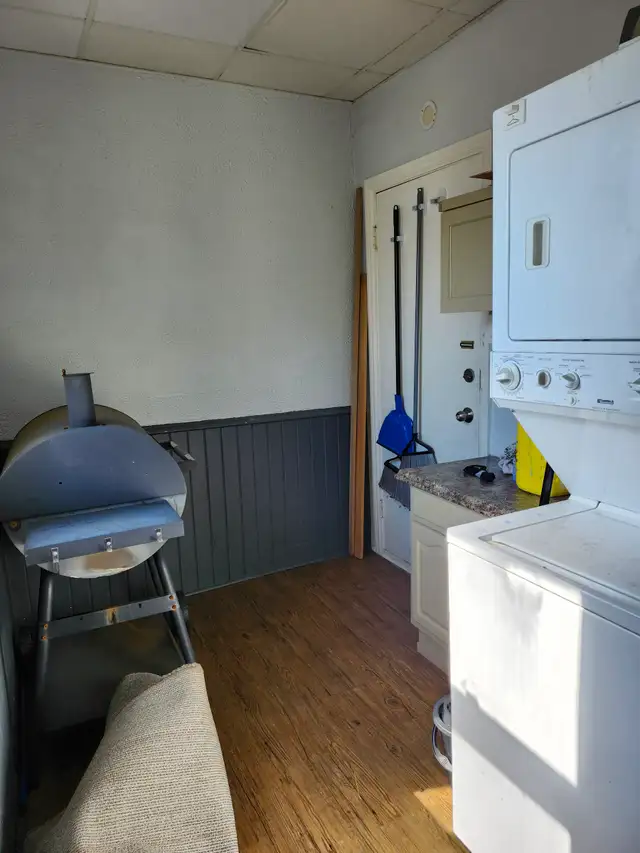 40 Cliff St #4 - Updated 3BR, Central Location, W/D in unit - Photo 9