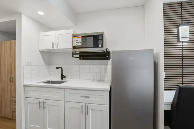 Furnished Bachelor, with a POOL View and Fitness Center Access! - Photo 13