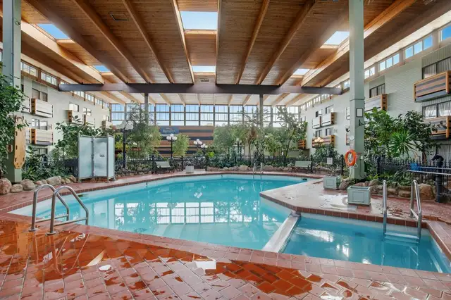 Furnished Bachelor, with a POOL View and Fitness Center Access! - Photo 17