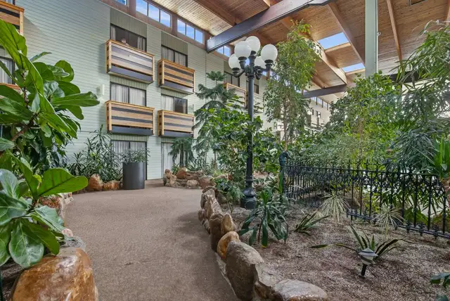 Furnished Bachelor, with a POOL View and Fitness Center Access! - Photo 18