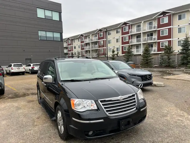 2010 Chrysler town & Countey - Photo 2