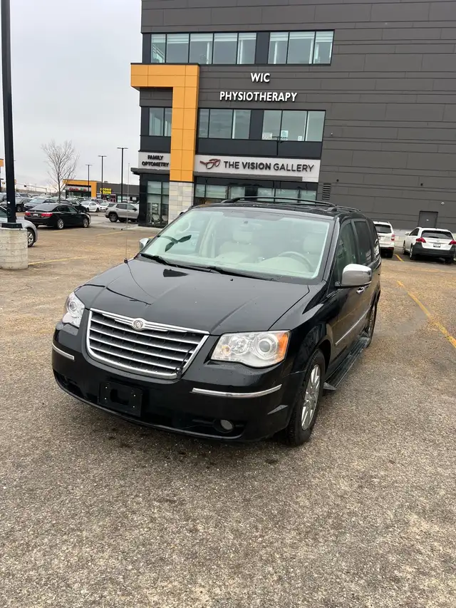 2010 Chrysler town & Countey - Photo 3