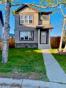 Calgary 4 Bed 3.5 Bath Dbl Garage Family Home Large Yard!