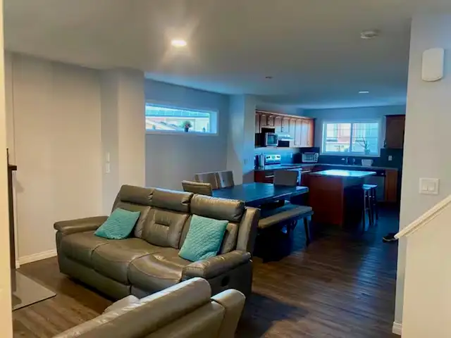 Calgary 4 Bed 3.5 Bath Dbl Garage Family Home Large Yard! - Photo 3