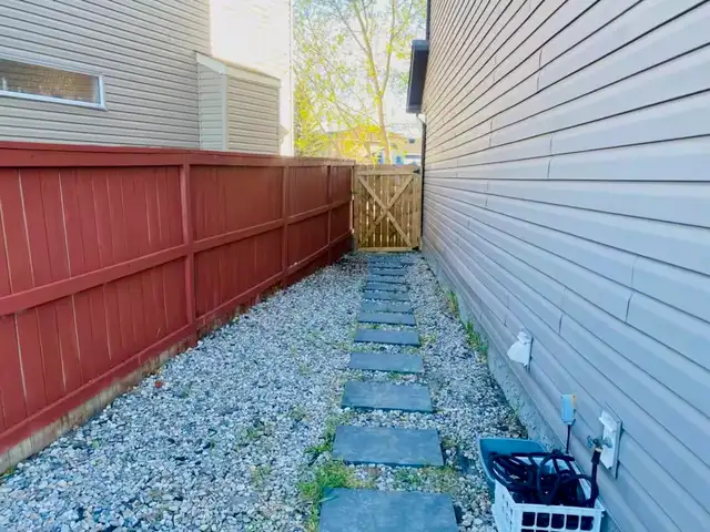 Calgary 4 Bed 3.5 Bath Dbl Garage Family Home Large Yard! - Photo 14