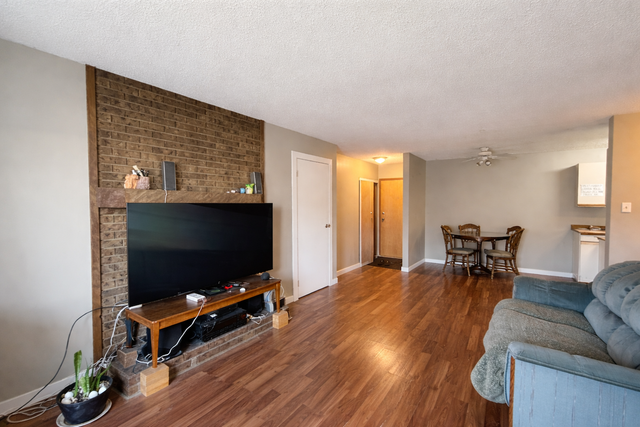 West Edmonton 2 Bed 1 Bath Apartment For Rent - Photo 2