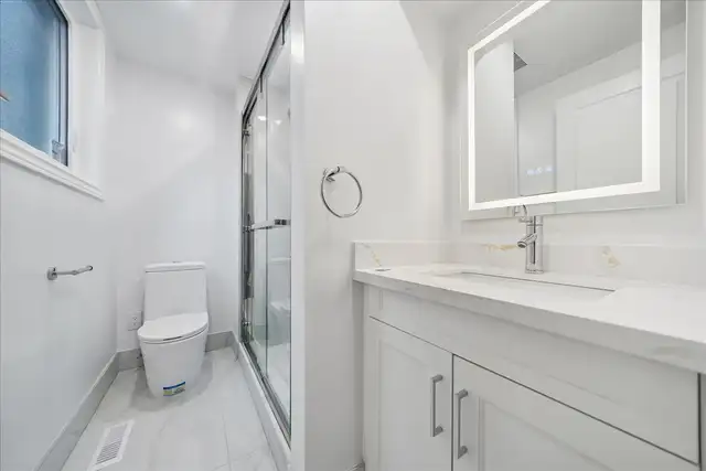 Suite Rentals 16 Flavian Crescent, North York, ON M2H 1V9 - Photo 2