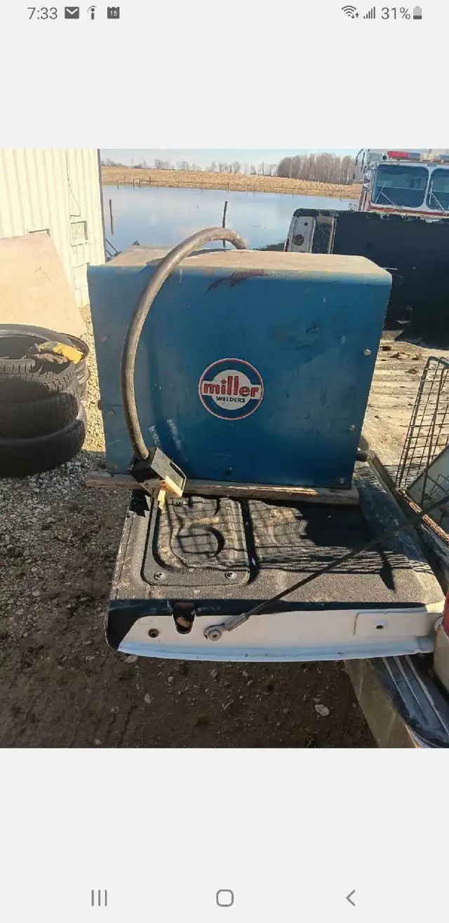 Three welders - Photo 2