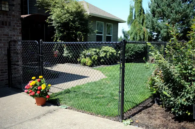 Fence, Chainlink, Vinyl fence - Photo 3