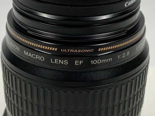 Canon EF 100mm f2.8 Macro Ultrasonic Lens. Like New Condition. - Photo 2
