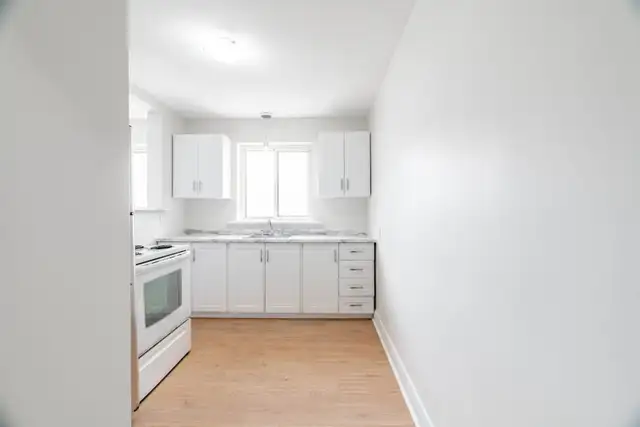 Spacious 2 Bed May 1st $1,495 Free heat & water - Photo 3