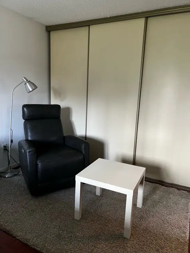 Room for rent steps from Square One - Photo 2