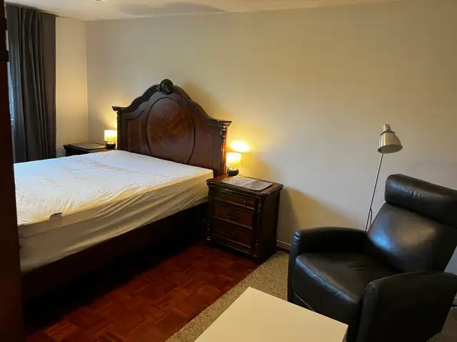 Room for rent steps from Square One - Photo 5