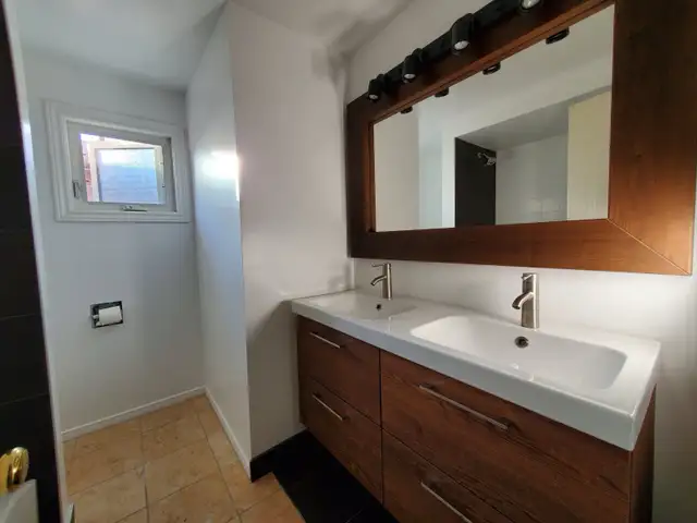 Room for rent steps from Square One - Photo 9