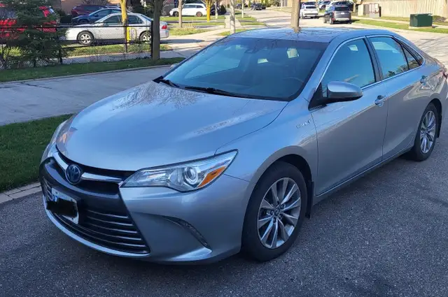 2016 Toyota Camry XLE Hybrid - Photo 2