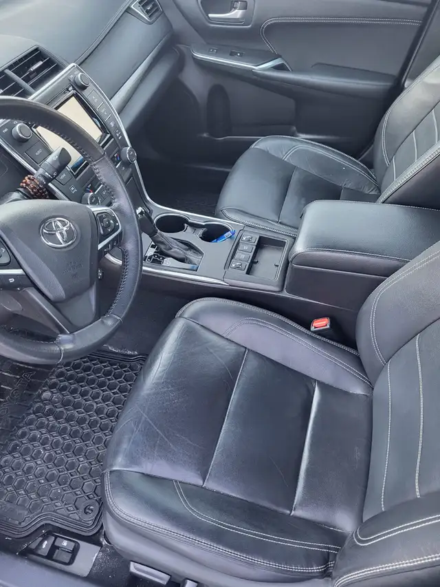 2016 Toyota Camry XLE Hybrid - Photo 5