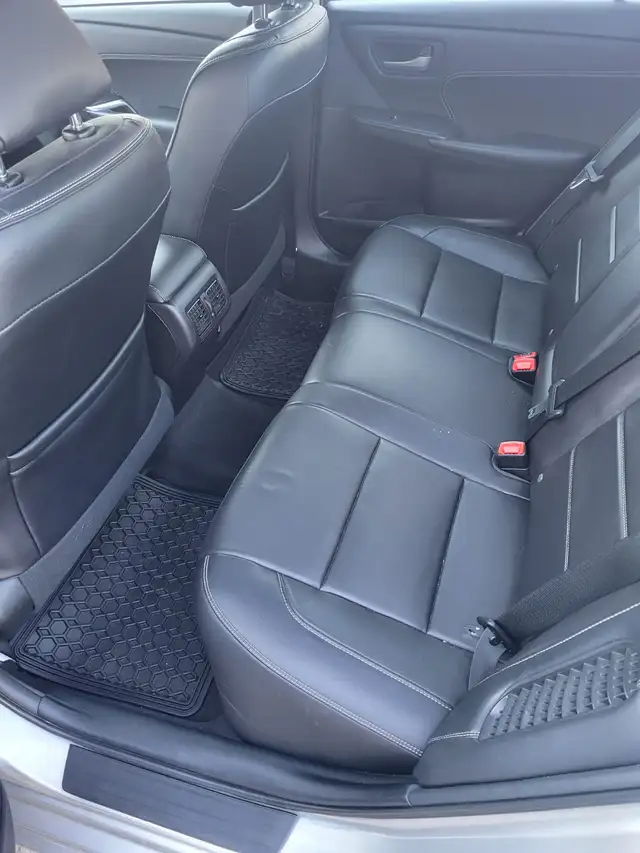 2016 Toyota Camry XLE Hybrid - Photo 6