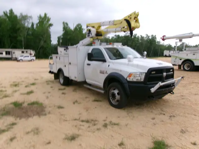2015 Dodge Ram 5500 Altec AT40G Bucket Truck - Photo 2