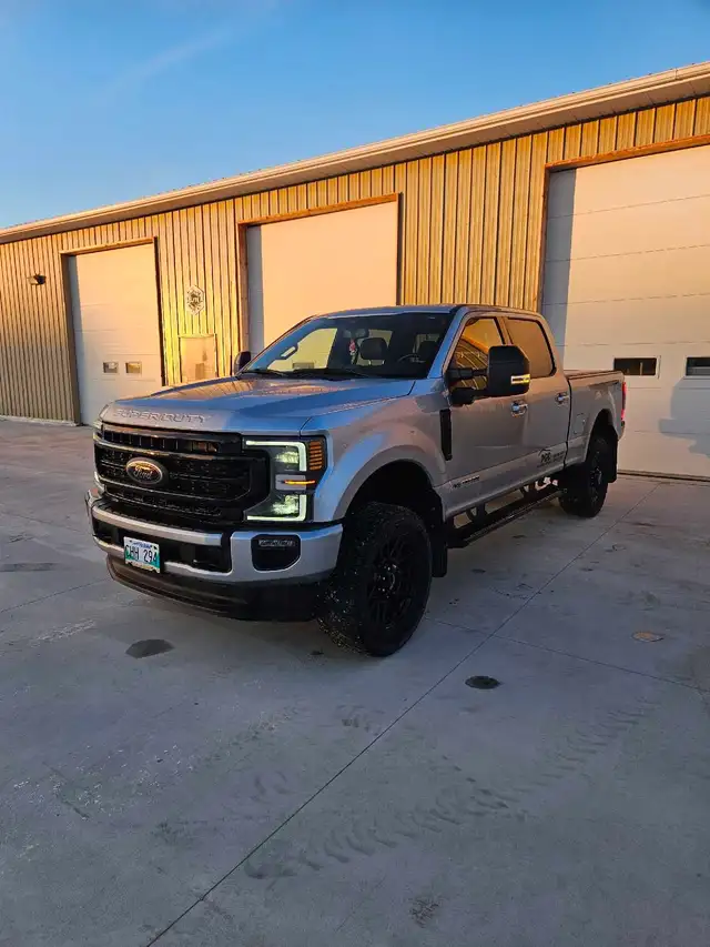 2022 Ford F350 Lariat - Photo 2