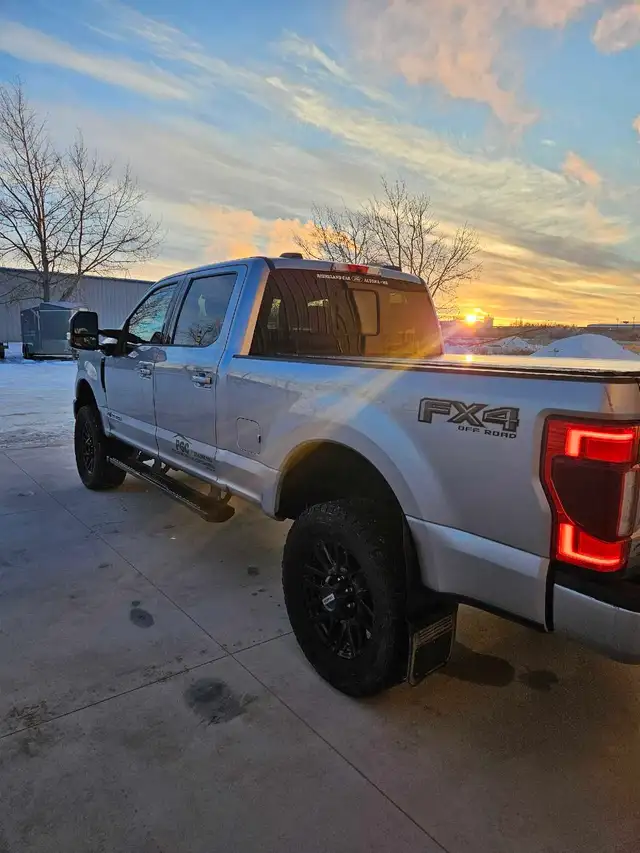 2022 Ford F350 Lariat - Photo 4