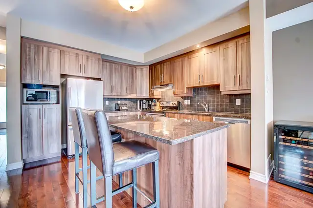 MODERN END-UNIT TOWNHOUSE | FINISHED BASEMENT | PRIME LOCATION - Photo 3