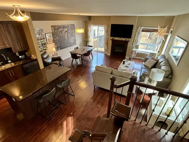 MODERN END-UNIT TOWNHOUSE | FINISHED BASEMENT | PRIME LOCATION - Photo 5