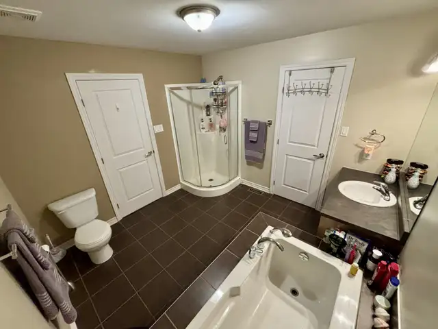 MODERN END-UNIT TOWNHOUSE | FINISHED BASEMENT | PRIME LOCATION - Photo 6