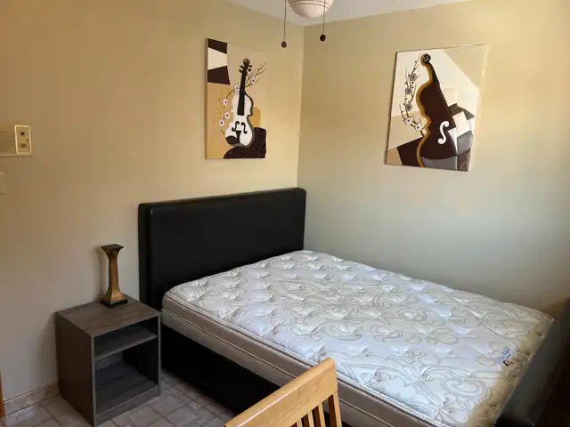 Main floor bedroom, Private bathroom, Yorkdale mall, Subway TTC - Photo 2