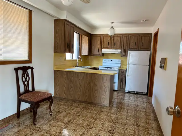 Main floor bedroom, Private bathroom, Yorkdale mall, Subway TTC - Photo 3