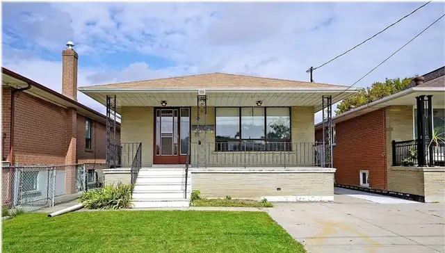 Main floor bedroom, Private bathroom, Yorkdale mall, Subway TTC - Photo 5