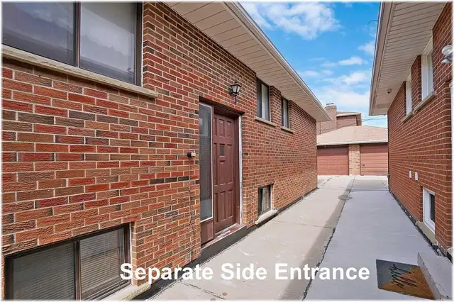 Main floor bedroom, Private bathroom, Yorkdale mall, Subway TTC - Photo 6