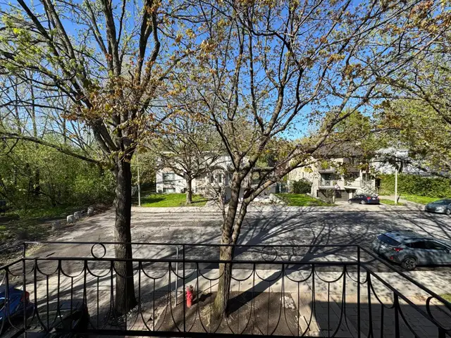 BEAUTIFULLY RENOVATED 2-BEDROOM | AHUNTSIC - Photo 3