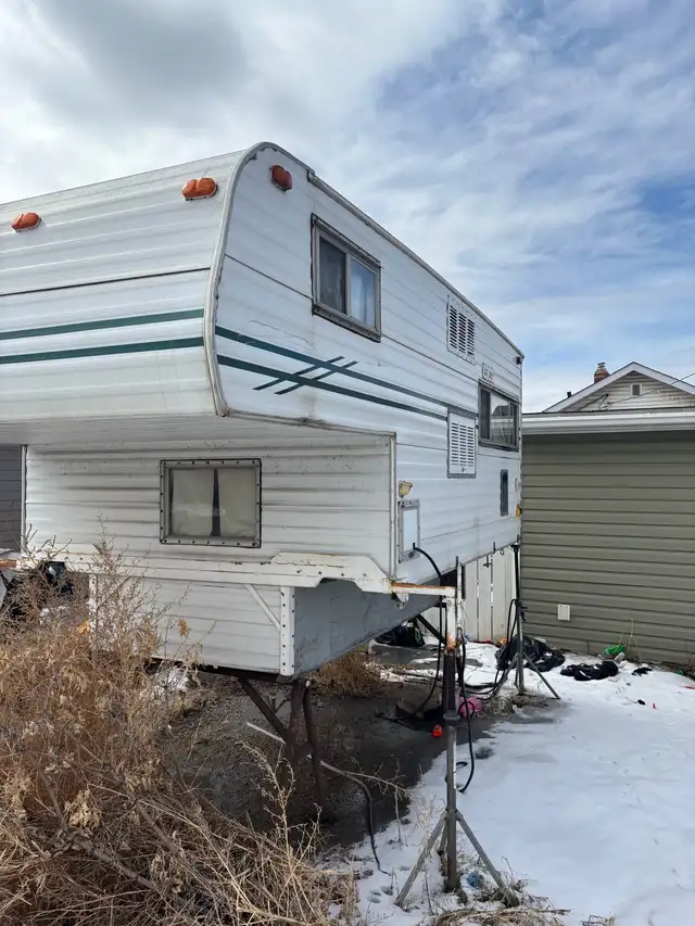 8.Ft 2003 vanguard Truck camper - Photo 3