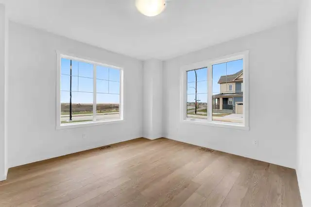 3-bedroom, 2.5 baths, Double attached Garage Corner House in NE - Photo 2