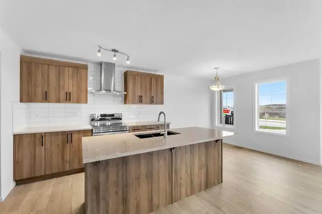 3-bedroom, 2.5 baths, Double attached Garage Corner House in NE - Photo 3