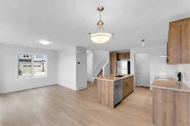 3-bedroom, 2.5 baths, Double attached Garage Corner House in NE - Photo 4