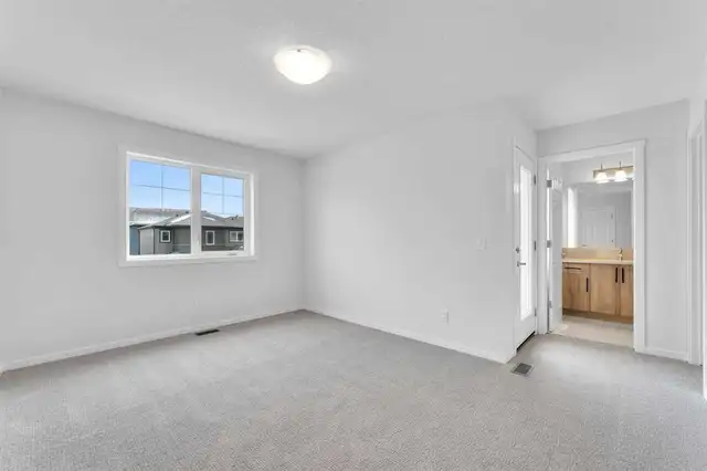 3-bedroom, 2.5 baths, Double attached Garage Corner House in NE - Photo 5