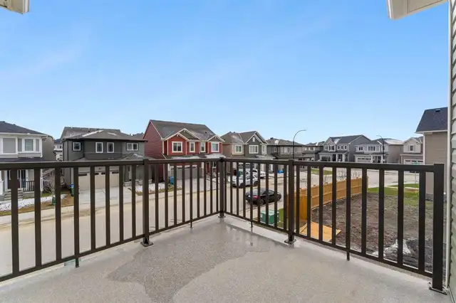 3-bedroom, 2.5 baths, Double attached Garage Corner House in NE - Photo 6