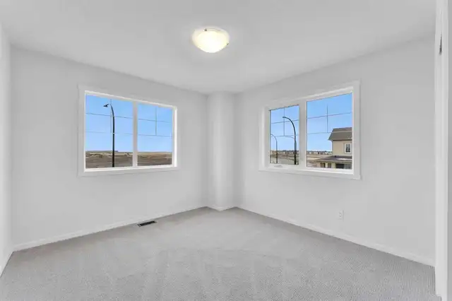 3-bedroom, 2.5 baths, Double attached Garage Corner House in NE - Photo 8