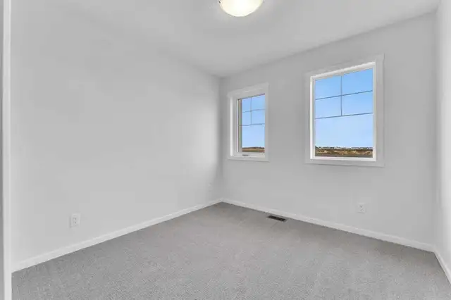 3-bedroom, 2.5 baths, Double attached Garage Corner House in NE - Photo 9