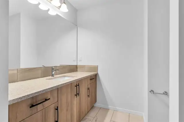 3-bedroom, 2.5 baths, Double attached Garage Corner House in NE - Photo 10