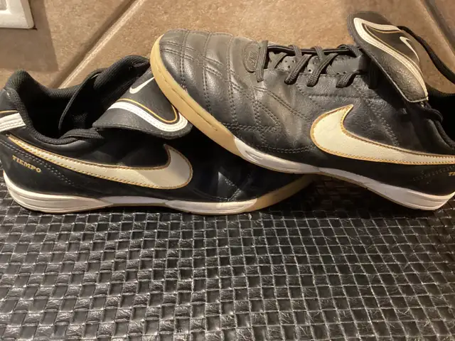 Nike soccer shoe size 6