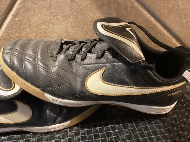 Nike soccer shoe size 6 - Photo 2