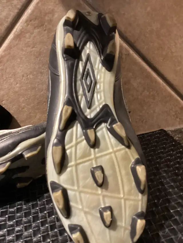 Umbro soccer cleats size 7 - Photo 2